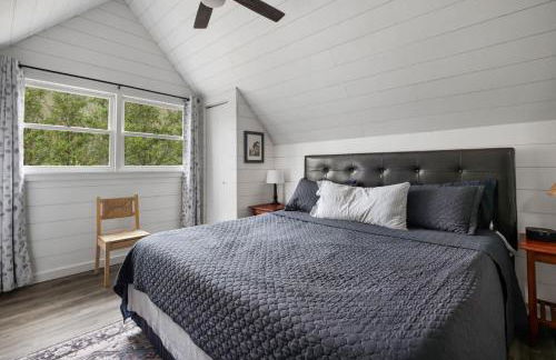 Loft Wood Stove Fire Pit Grill & Deck on Creek - Foto 26