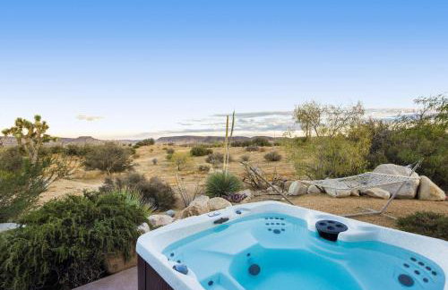 Jackalope Junction-Pool, Hot Tub, Fire Pit, BBQ & Desert Views! home - Foto 2
