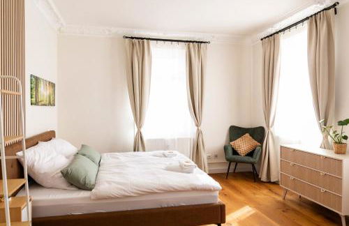 Charaktervolle 122qm Altbau-Ferienwohnung mit Stuck, viel Platz für Familien & Gruppen bis zu 8 Personen, Parkplatz inklusive - Photo 7