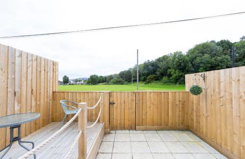 Sleeps 6. Free Wifi. Free Parking central location. - Photo 55