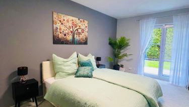 The Villa Toscana, a serene retreat in Center of Friedrichshafen City with lush green lawns, terrace & private garage- Lidl, Bakery walking distance- Bodenseecenter, Sportsbad 3 mins, Lake 7 mins - Foto 5