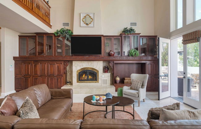 Grand Contento by Avantstay Extraordinary Estate w/ Pool & Movie Room - Photo 26