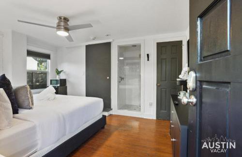 Prime Location w King Accommodations Near Downtown - Foto 12