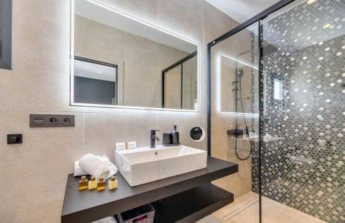 VACATION MARBELLA I Villa Marbesa White Pearl, Two Private Pools, 3min walk to the Beach, Fastest WiFi, Built in 2024 - Photo 36