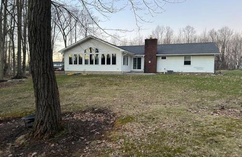 Large home with hot tub in serene wooded setting - Foto 56