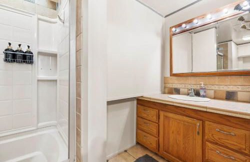 Charming Saugatuck Condo with Private Deck and Grill! - Foto 16