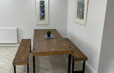 FLOUR MILL HOUSE at PITKERRO MILL, 4 double bedrooms, TVs, 3 en-suite, separate shower, wc, fully equipped kitchen, games room, large family lounge, private parking, WiFi, private garden and courtyard, long stay rates available through Honeycomb Hosts - Foto 10