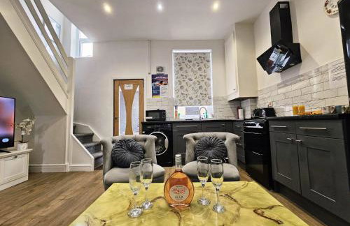 Cheerful 4 bedroom close to Uclan, Preston City Center - Photo 9