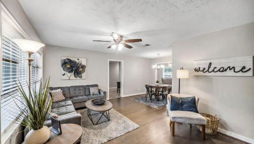 3 Bedroom Home The Neighborhood Spot desks in 2 rooms high speed Internet wifi Kick Back & Relax close to Houston Hobby Airport 5 star superhost - Foto 5