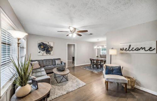 3 Bedroom Home The Neighborhood Spot desks in 2 rooms high speed Internet wifi Kick Back & Relax close to Houston Hobby Airport 5 star superhost - Foto 5