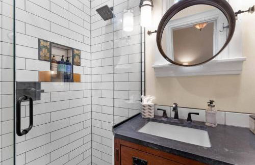 3BR Home Large Kitchen Mins To DwnTwn - Photo 11