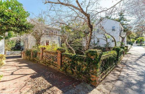 2 Blocks to riverfront | 48" Firepit | Turf Yard - Foto 12