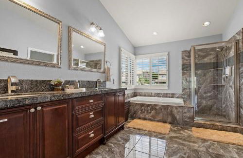 French Country Charm with Pool and Mountain Views - Foto 31