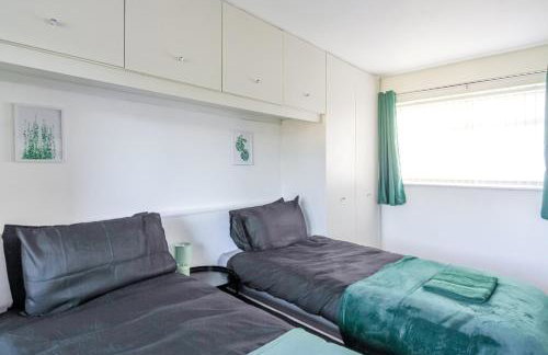 Modern 2BR Home in SK14, WIFI, Parking, Sleeps 5 - Foto 10