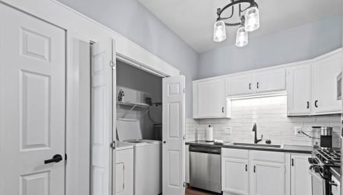 Main Street Balcony Apartment For up to 8 guests! - Foto 3