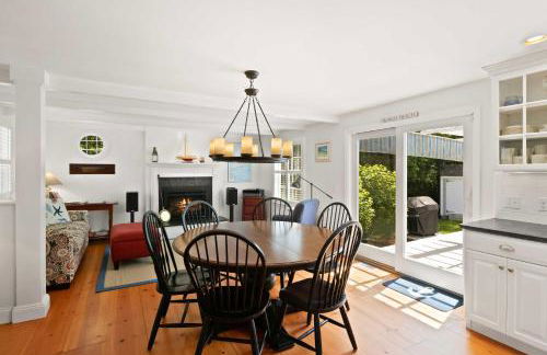 3 Bicycles Provided! Cape Cod Cottage with Deck - Foto 7