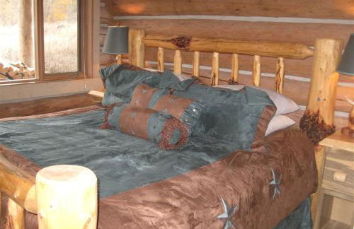 Tranquil Mountain Glamping Retreat: Stunning Log Cabin with a Hot Tub in Darby, MT - Foto 11