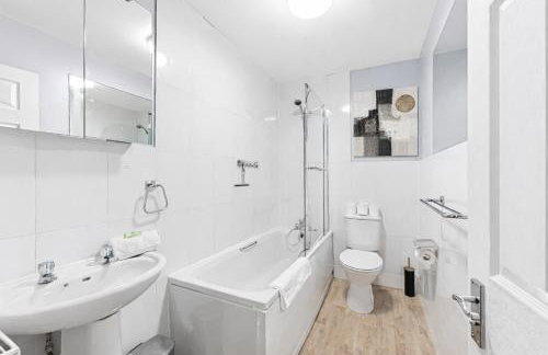 Loughton House - Central Location - Driveway Parking, Self-Check-In, Garden, Super-Fast Wifi and Smart TVs by Yoko Property - Foto 10