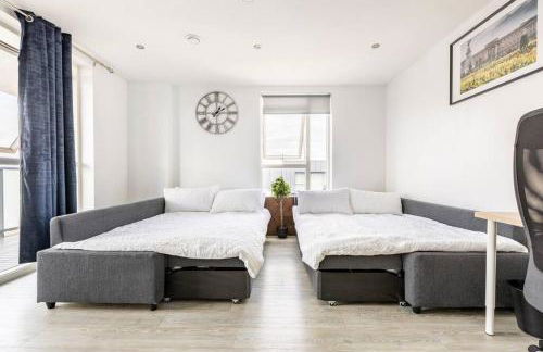 Stylish & Comfortable Top-Floor Flat in Harrow - Photo 32