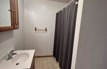 Spacious Apt near Guthrie Packer - Photo 11