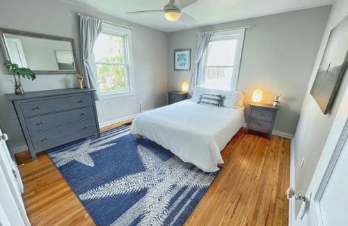 Seas the Day - 4 blocks to the beach, restaurant, and bar district - great deck and outdoor space!! - Foto 1