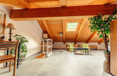 8 beds- surrounded by greenery with parking - Foto 27