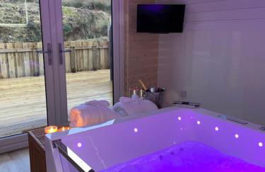 Apex Studio Pod & Jacuzzi Bath - Photo 10