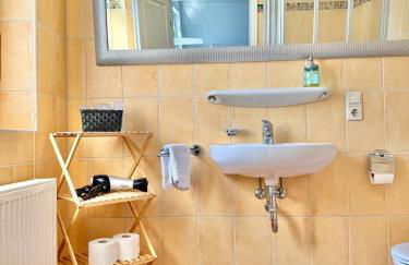 Helles Ferienhaus super zentral mit gratis Stellplätzen N162 - Photo 30