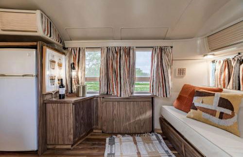 Newly Renovated Camper with Fresh Decor and Tiny Deck in Texas - Foto 10