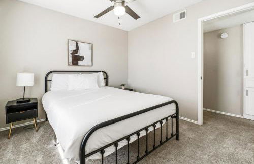 Sleek 2BR Stay with Pool, Gym, and Modern Comforts - Foto 14