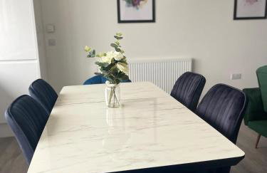 The Felix Apartments - 3 Bedrooms - FREE Parking - Close to train station - Photo 14