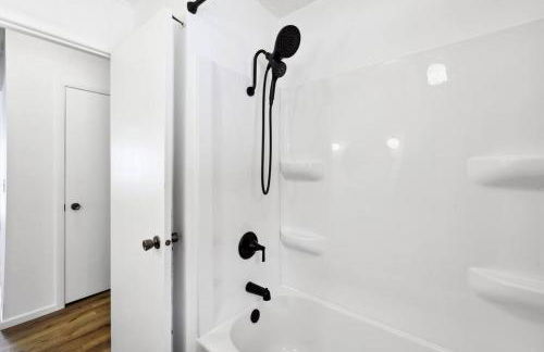 Lake Cabin; Renovated, Flat Lot, Dock, Sandy Beach, Many Games and Lake Toys! - Foto 19