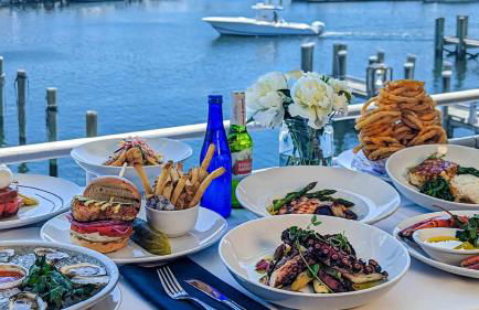 Waterfront Retreat with Private Dock and Fire Pit, Sleeps 8, Outdoor Dining, Spa-Style Primary, Gourmet Kitchen with Dual Dishwashers, Gas Fireplace, River Views, Bright Open Layout, Central AC, Perfect Coastal Escape for Families, 24 Hr Hospitality - Foto 80