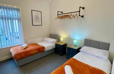 Spacious 3 Bed Home with Free Parking - Photo 15