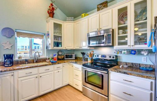 Ocean-View Balcony! Coastal Haven in Crystal Beach - Foto 9