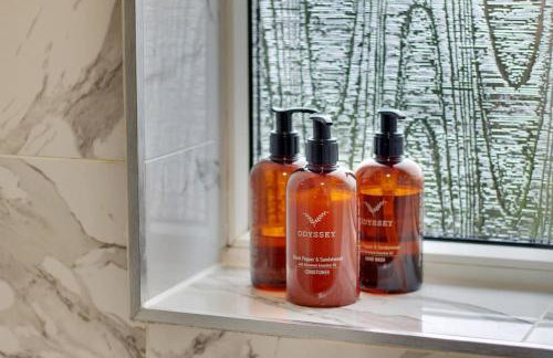 Superb 3 bed house, homely comforts close to supermarkets, with private parking on gated premise - Photo 34