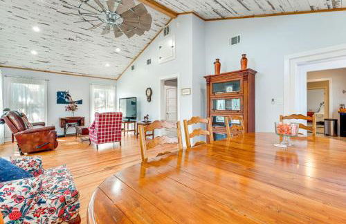 Walk to Downtown Shops and BBQ Home with Fenced Yard - Foto 12