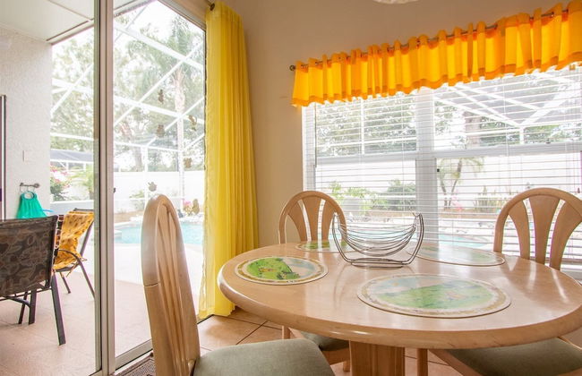 3 Bedroom Home With Private Screened Pool With Rock Waterfall Feature and Gameroom by Florida Dream Homes - Foto 9