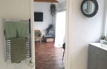 Stylish apartment in Horsham with parking and own entrance - Foto 14