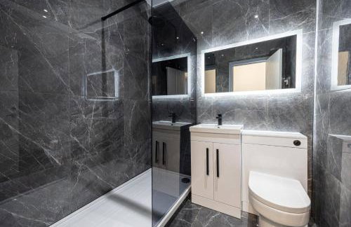 Bolton 2BR Cinema House, Free Parking, Fast WiFi, Comfortable Stay - Foto 25