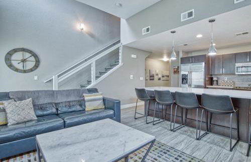 Modern Townhome near Old Town, Breweries, & River! - Foto 1