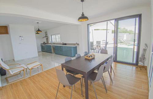 Modern villa with infinity pool close to the sea - Foto 14