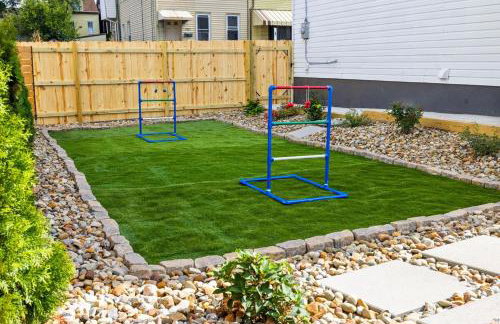 Chic Home with Large Private Yard! Hot Tub, Close To Downtown - Foto 17