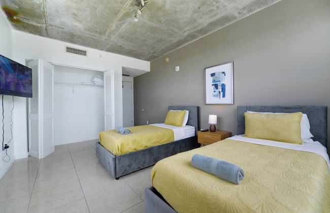 Lovely Condo|Pool & Parking at Midblock - Foto 4