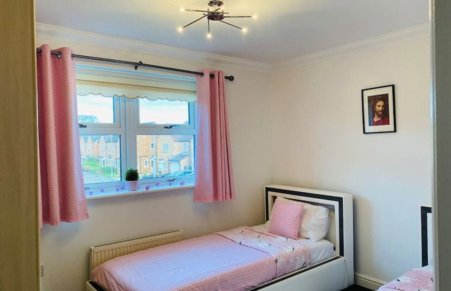 4-bed House With Private Garden in Barnsley! - Photo 14