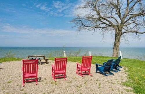 Walk to Lake Erie Sleek Retreat with Screened Patio - Foto 3