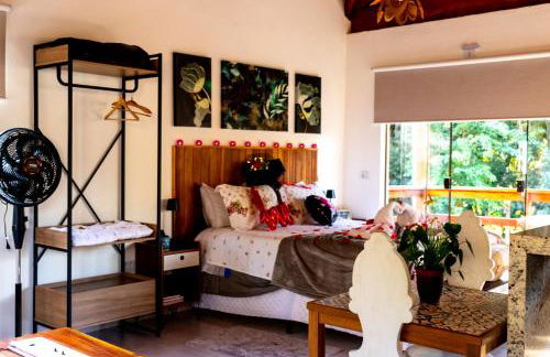 Chalé Canto do Galo 2 - Hidro da Jacuzzi, Lareira Ecológica, Cozinha Completa, Wi-Fi 80mbps, próximo a comércio local e relaxando ao som do riacho - Photo 9