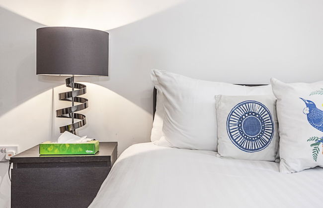 Canary Wharf Luxury Apartments - Photo 22