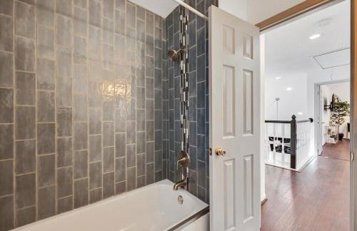 Glamorous 4BR 2,5BA Holiday Home with Pool, Game Room & Fire Pit - Foto 14