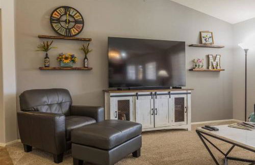 Cozy home with pool, fire table, BBQ, RV parking - Foto 5